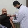 Nhân viên y tế tiêm vaccine phòng COVID-19 cho người dân tại Rafah, Dải Gaza, ngày 20/3/2022. (Ảnh: THX/TTXVN)