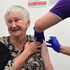 Nhân viên y tế tiêm vaccine ngừa COVID-19 cho người cao tuổi tại Sydney, Australia. (Ảnh: AFP/TTXVN)
