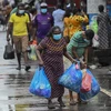 Người dân mua thực phẩm tại khu chợ ở Colombo, Sri Lanka, ngày 25/5/2021. (Ảnh: AFP/TTXVN)