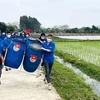 Tỉnh đoàn Thái Bình lắp đặt bể chứa bao bì thuốc bảo vệ thực vật tại xã Quỳnh Giao, huyện Quỳnh Phụ, Thái Bình. (Ảnh: Thế Duyệt/TTXVN)