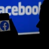 Biểu tượng Facebook trên màn hình điện thoại di động tại in Arlington, Virginia, Mỹ. (Ảnh: AFP/TTXVN)