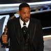Tài tử người Mỹ Will Smith đoạt giải Nam diễn viên chính xuất sắc nhất với vai diễn trong bộ phim "King Richard" tại lễ trao giải Oscar lần thứ 94 ở Los Angeles, Mỹ, ngày 27/3/2022. (Ảnh: AFP/TTXVN)