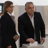 Thủ tướng Hungary Viktor Orban (phải) và phu nhân bỏ phiếu trong cuộc bầu cử Quốc hội tại điểm bầu cử ở Budapest ngày 3/4/2022. (Ảnh: THX/TTXVN)