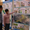 Người dân xem đồ án quy hoạch sông Đuống tỷ lệ 1/5000. (Ảnh Mạnh Khánh/TTXVN)