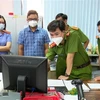 Lực lượng chức năng khám xét nơi làm việc của bị can Vũ Thái An. (Ảnh: TTXVN phát)