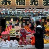 Người dân mua trái cây trên đường phố Hong Kong. (Ảnh minh họa: Mạc Luyện/TTXVN)