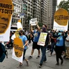 Người dân biểu tình phản đối sự bất bình đẳng về thu nhập giữa những người giàu có và tầng lớp lao động ở thành phố New York ngày 17/7/2020. (Nguồn: Time.com)