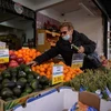 Khách hàng chọn mua hàng tại một quầy bán hoa quả ở New York, Mỹ. (Ảnh: AFP/TTXVN)