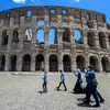 Khách du lịch thăm Đấu trường La Mã tại Rome, Italy, ngày 22/6/2020. (Ảnh: AFP/TTXVN)