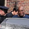 Cảnh sát New York áp giải Frank James, nghi phạm vụ xả súng tại nhà ga tàu điện ngầm ở quận Brooklyn (Mỹ) ngày 13/4/2022. (Ảnh: The New York Times/TTXVN)