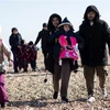 Người di cư tìm cách vượt qua eo biển Manche vào Anh, ngày 15/3/2022. (Ảnh: AFP/TTXVN)