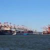 Cảng container hàng hóa ở Bayonne, New Jersey, Mỹ. (Ảnh: THX/TTXVN)