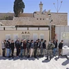 Người Palestine bị cảnh sát Israel bắt giữ trong cuộc đụng độ tại khu vực Đền Al-Aqsa ở Đông Jerusalem ngày 15/4/2022. (Ảnh: AFP/TTXVN)