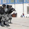 Lực lượng an ninh Israel được triển khai tại đền thờ Al-Aqsa ở Jerusalem ngày 15/4/2022. (Ảnh: THX/TTXVN)