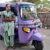Monika Devi là một trong những nữ tài xế xe ba bánh điện đầu tiên của New Delhi. (Nguồn: theguardian.com)