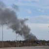 Khói bốc lên từ sân bay ở Dnipro, miền Đông Ukraine, ngày 10/4/2022, trong bối cảnh chiến dịch quân sự của Nga đang diễn ra tại Ukraine. (Ảnh: AFP/TTXVN)