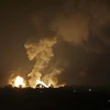 Khói lửa bốc lên sau vụ không kích xuống khu vực Khan Yunis ở Dải Gaza ngày 2/1/2022. (Ảnh: AFP/TTXVN)