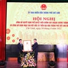 Chủ tịch UBND tỉnh Hải Dương Triệu Thế Hùng (bên phải) trao quyết định phê duyệt quy hoạch chung của thành phố Chí Linh đến năm 2040 cho lãnh đạo UBND thành phố Chí Linh. (Ảnh: Mạnh Tú/TTXVN)