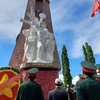 Các đại biểu dâng hoa và tham quan các hiện vật chiến tranh tại khuôn viên Tượng đài Chiến thắng Đăk Tô-Tân Cảnh. (Ảnh: Khoa Chương/TTXVN)