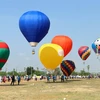Du khách trong và ngoài tỉnh đến tham quan và trải nghiệm bay khinh khí cầu tại thành phố Kon Tum, tỉnh Kon Tum. (Ảnh: Khoa Chương/TTXVN)