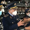 Lực lượng Quản lý thị trường Quảng Bình kiểm tra cửa hàng kinh doanh giày dép trên địa bàn thành phố Đồng Hới, Quảng Bình. (Ảnh: Võ Dung/TTXVN)