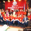  Các đại biểu tham dự lễ ra mắt Câu lạc bộ Hoàng Sa-Trường Sa tại Cộng hòa Séc. (Ảnh: Hồng Kỳ/Vietnam+)