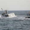 Các tàu cá tham gia tìm kiếm những người mất tích sau vụ chìm tàu du lịch ngoài khơi bờ biển Hokkaido, miền Đông Nhật Bản ngày 24/4/2022. (Ảnh: AFP/TTXVN)