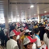 Các khu vực làm thủ tục và soi chiếu an ninh tại sân bay Tân Sơn Nhất luôn đông nghẹt hành khách. (Ảnh: TTXVN phát)