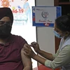 Nhân viên y tế tiêm vaccine phòng COVID-19 cho người dân ở New Delhi, Ấn Độ ngày 10/4/2022. (Ảnh: AFP/TTXVN)