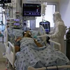 Nhân viên y tế điều trị cho bệnh nhân COVID-19 tại trung tâm y tế Ichilov ở thành phố Tel Aviv, Israel. (Ảnh: AFP/TTXVN)