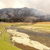Một hồ nước khô cạn tại Lakehead, bang California, Mỹ ngày 1/7/2021. (Ảnh: AFP/TTXVN)