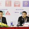 Huấn luyện viên trưởng U23 Myanmar, ông Velizar Popov (bên phải) trả lời câu hỏi của phóng viên các cơ quan thông tấn, báo chí. (Ảnh: Trung Kiên/TTXVN)