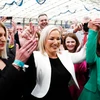 Người đứng đầu đảng Sinn Fein, bà Michelle O'Neill (giữa) và các đồng nghiệp ăn mừng chiến thắng. (Nguồn: AP)