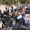 Cảnh sát Israel giải tán đám đông người Palestine trong cuộc xung đột tại đền thờ Al-Aqsa mà người Do Thái gọi là Núi Đền ở Jerusalem ngày 5/5/2022. (Ảnh: AFP/TTXVN)