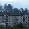 Khói bốc lên tại thành phố Lviv, trong xung đột Nga-Ukraine, ngày 3/5/2022. (Ảnh: AFP/TTXVN)