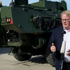 Bộ trưởng Quốc phòng Thụy Điển Peter Hultqvist phát biểu trong cuộc họp báo tại căn cứ quân sự ở Adazi, Latvia ngày 13 tháng 4 năm 2022. (Nguồn: Reuters)