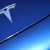 Logo Tesla trên một chiếc xe hơi ở Los Angeles, California, Mỹ. (Nguồn: Reuters)
