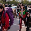 Người dân Ukraine được sơ tán từ thành phố Mariupol tới thành phố Zaporizhzhia ngày 3/5/2022. (Ảnh: AFP/TTXVN)