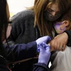 Nhân viên y tế tiêm vaccine ngừa COVID-19 của Pfizer-BioNTech cho trẻ em tại Novi, Michigan, Mỹ. (Ảnh: AFP/TTXVN)