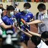 Hai cầu thủ ghi bàn của U23 Thái Lan Ekanit Panya (số 7) và Benjamin James Davis (số 17) trả lời phỏng vấn các cơ quan thông tấn, báo chí sau khi kết thúc trận đấu. (Ảnh: Thanh Tùng/TTXVN)