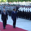 Thủ tướng Đức Olaf Scholz và Tổng thống Pháp Emmanuel Macron duyệt đội danh dự. (Ảnh: Mạnh Hùng/PV TTXVN tại Berlin)