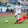 Cầu thủ Pont Pont Pyae Maung đội tuyển nữ Myanmar đẩy đi bóng qua sự truy cản của cầu thủ Putri Nur Syaliza Binte Sazali đội tuyển nữ Singapore. (Ảnh: Anh Tuấn/TTXVN)