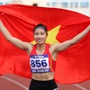 Niềm vui của VĐV Nguyễn Linh Na bên lá quốc kỳ Việt Nam khi giành Huy chương Vàng SEA Games 31. (Ảnh: Quốc Khánh/TTXVN)