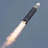 Tên lửa đạn đạo liên lục địa Hwasongpho-17 được phóng thử từ Sân bay quốc tế Bình Nhưỡng, ngày 24/3/2022. (Ảnh: KCNA/TTXVN)