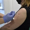 Nhân viên y tế tiêm vaccine phòng COVID-19 cho người dân tại Budapest, Hungary, ngày 22/11/2021. (Ảnh: AFP/TTXVN)