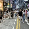 Người dân đi mua sắm tại khu vực Causeway Bay, Hong Kong. (Ảnh: Mạc Luyện/TTXVN)