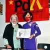 Đại sứ Lê Linh Lan và Chủ tịch danh dự của Đảng Lao động Thụy Sĩ bà Anjuska Weil tại Lễ kỷ niệm 75 năm Ngày Việt Nam tuyên bố độc lập, tháng 9/2020. (Ảnh: Tố Uyên/TXVN)