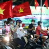 Người dân Hà Nội ra đường ăn mừng chiến thắng của đội tuyển U23 Việt Nam trước đội U23 Malaysia, tối 19/5. (Ảnh: Phạm Kiên/TTXVN)