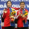 Trao HCV nội dung đôi nữ môn Quần vợt SEA Games 31 cho cặp VĐV đội tuyển Thái Lan. (Ảnh: Thế Duyệt/TTXVN)