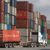Bốc xếp container hàng hóa tại Tân cảng Cát Lái. (Ảnh: Quang Châu/TTXVN)